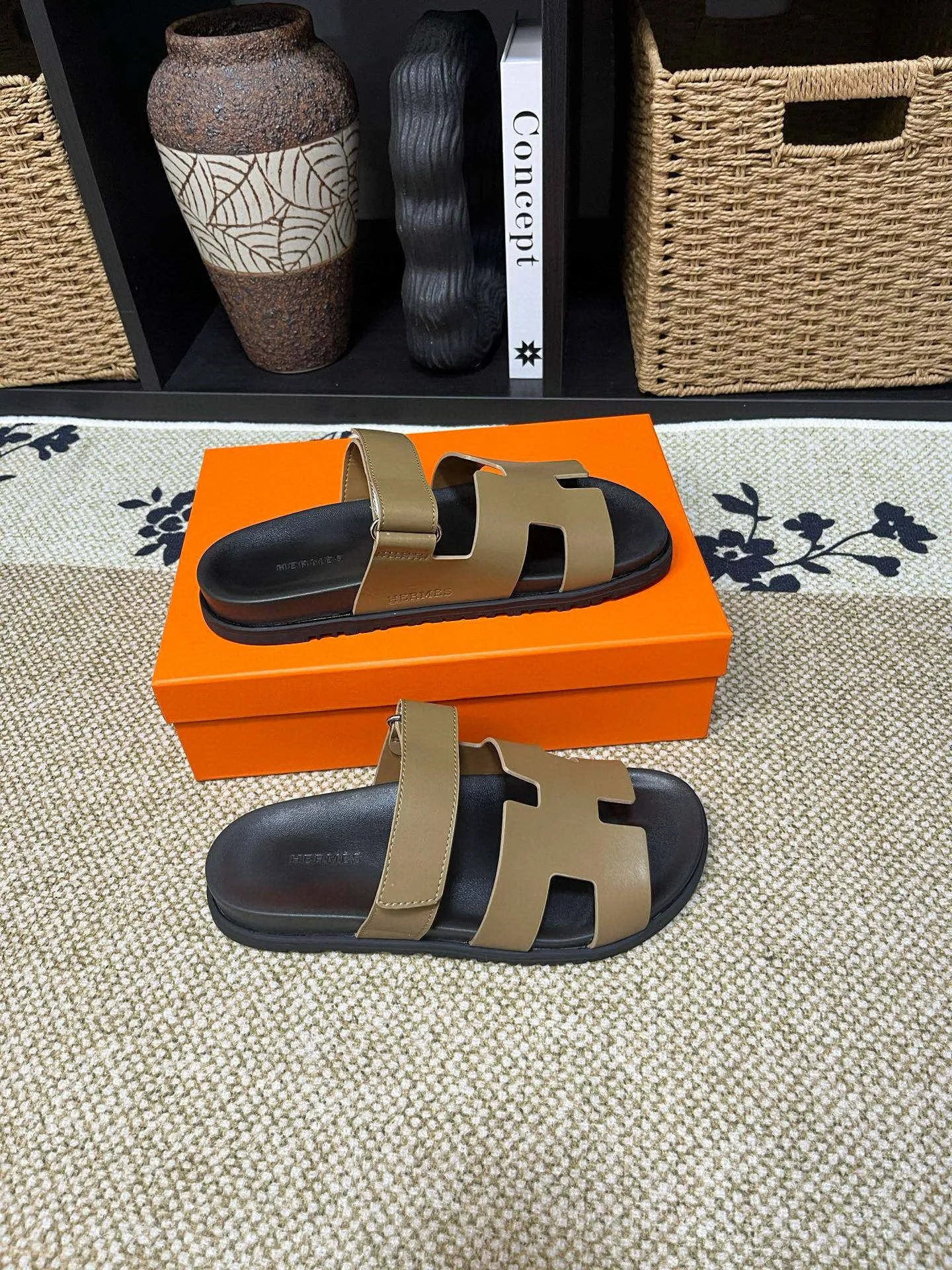 Factory price: 340💰Long-term availability Hermes men's Kazimir slippers for couples - top quality, Hermès woven calfskin functional sandals. The interwoven upper inspired by the "H" iconic pattern creates a casual look, which can be said to be a good companion for summer. Imported cowhide + cowhide lining + TU men's shoes💰Outsole Size: 35-46